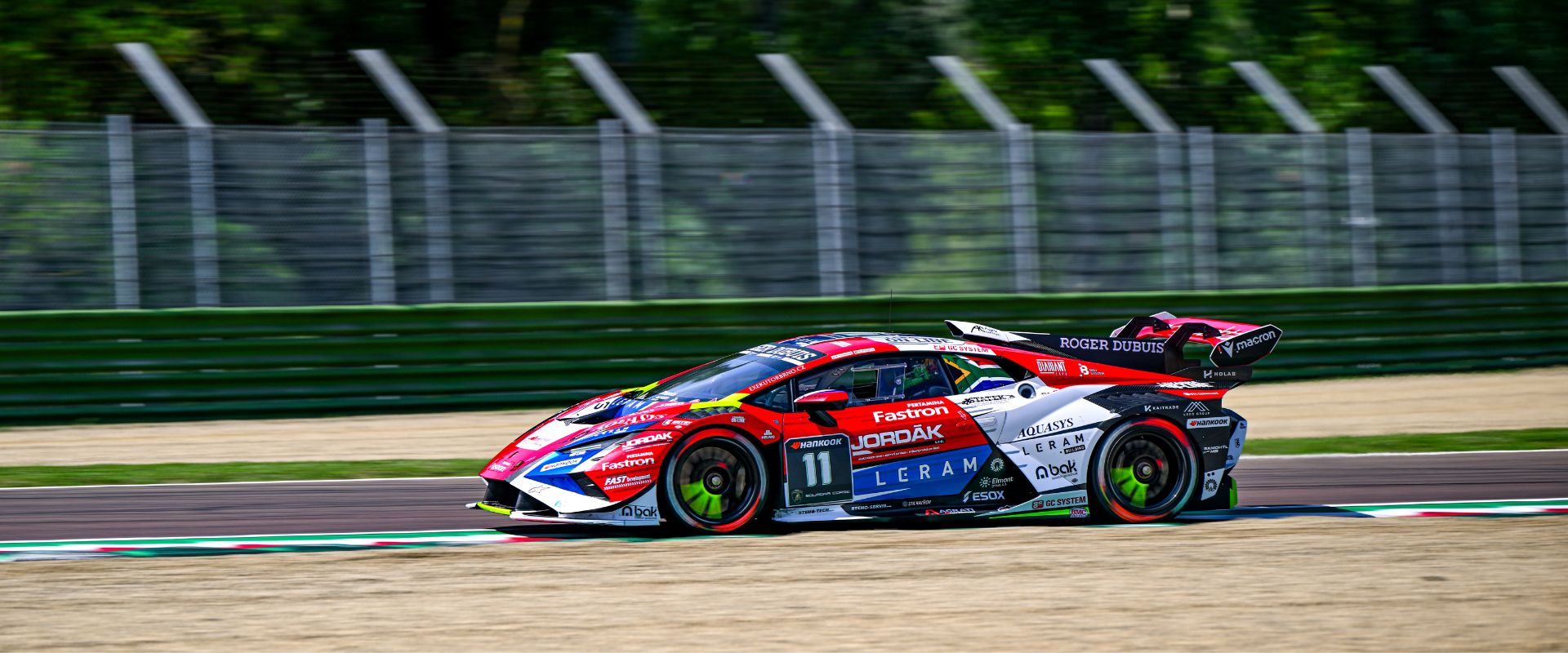 Perný den na Imole: Mičánek Motorsport drží bod na čele Super Trofeo Europe